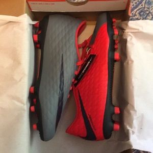 NIB Nike women’s Size 7 soccer cleats.